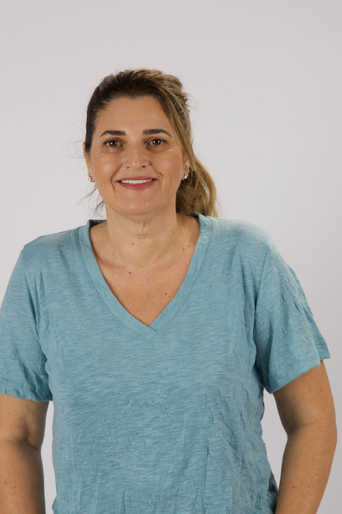 חולצת וי שרוול קצר מבד מקומט קליל - שקד