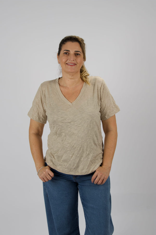 חולצת וי שרוול קצר מבד מקומט בגזרה מחמיאה - שקד
