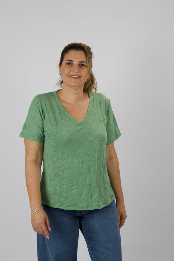 חולצת בייסיק וי מבד מקומט בגזרה מחמיאה - שקד