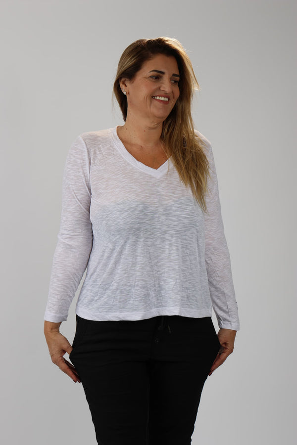 חולצה julia לנשים בד מקומט בצבע לבן oz capsule