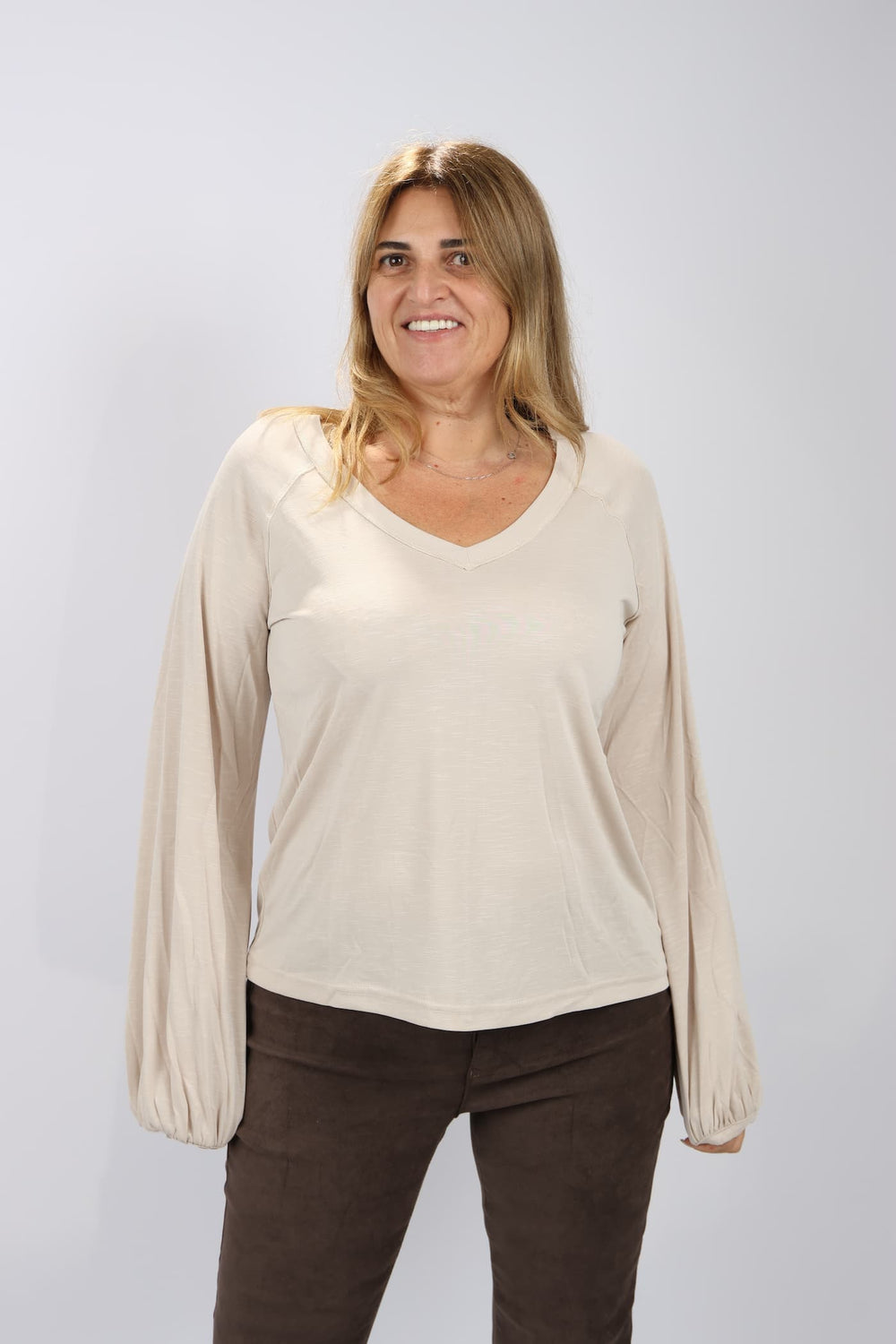 חולצת Hella לנשים עם שרוול גומי ונפח טבעי